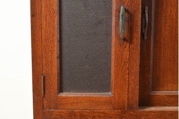 和製アンティーク　ナラ材　模様ガラスがポイント!便利な作業台が付いたレトロな食器棚(収納棚、サイドボード、キャビネット)(R-048954)