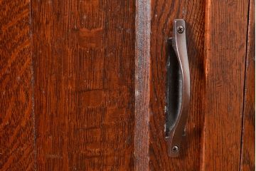 和製アンティーク　ナラ材　模様ガラスがポイント!便利な作業台が付いたレトロな食器棚(収納棚、サイドボード、キャビネット)(R-048954)