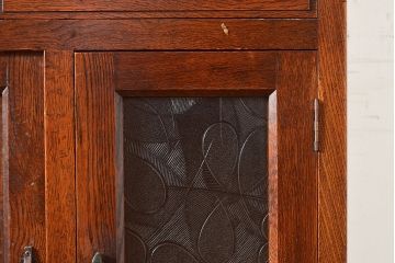 和製アンティーク　ナラ材　模様ガラスがポイント!便利な作業台が付いたレトロな食器棚(収納棚、サイドボード、キャビネット)(R-048954)