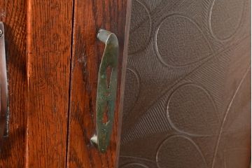 和製アンティーク　ナラ材　模様ガラスがポイント!便利な作業台が付いたレトロな食器棚(収納棚、サイドボード、キャビネット)(R-048954)