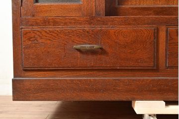 和製アンティーク　ナラ材　模様ガラスがポイント!便利な作業台が付いたレトロな食器棚(収納棚、サイドボード、キャビネット)(R-048954)