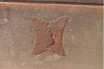 アンティーク建具　総ケヤキ材　趣き溢れる雰囲気が魅力的な明治期の古い蔵戸(引き戸、玄関戸)(R-048956)