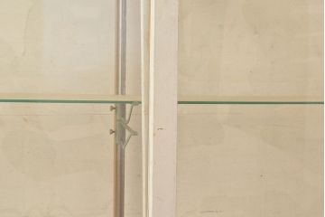 昭和レトロ　シャビーなペイントの大型ガラスケース(キャビネット、ガラスケース、ガラス戸棚、収納棚)(R-048960)