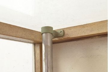 昭和レトロ　シャビーなペイントの大型ガラスケース(キャビネット、ガラスケース、ガラス戸棚、収納棚)(R-048960)
