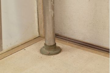 昭和レトロ　シャビーなペイントの大型ガラスケース(キャビネット、ガラスケース、ガラス戸棚、収納棚)(R-048960)