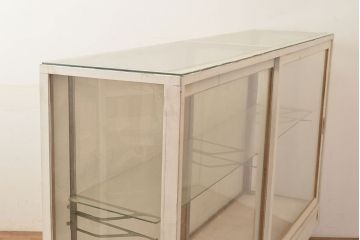 昭和レトロ　シャビーなペイントの大型ガラスケース(キャビネット、ガラスケース、ガラス戸棚、収納棚)(R-048960)
