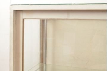 昭和レトロ　シャビーなペイントの大型ガラスケース(キャビネット、ガラスケース、ガラス戸棚、収納棚)(R-048960)