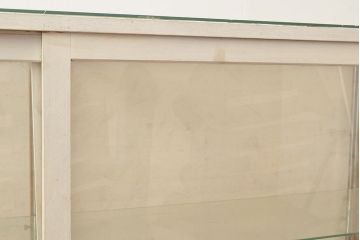 昭和レトロ　シャビーなペイントの大型ガラスケース(キャビネット、ガラスケース、ガラス戸棚、収納棚)(R-048960)