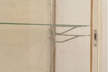 昭和レトロ　シャビーなペイントの大型ガラスケース(キャビネット、ガラスケース、ガラス戸棚、収納棚)(R-048960)