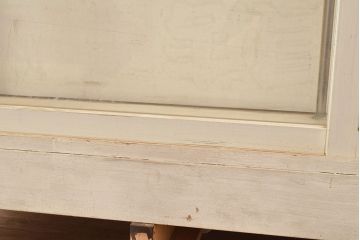 昭和レトロ　シャビーなペイントの大型ガラスケース(キャビネット、ガラスケース、ガラス戸棚、収納棚)(R-048960)