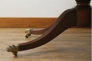 中古　イギリス製　THEODORE ALEXANDER(セオドア・アレキサンダー)　マホガニー材　クラシカルな佇まいのラウンドテーブル(丸テーブル、カフェテーブル)(定価約60万円)(R-048966)