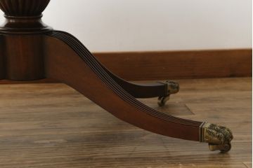 中古　イギリス製　THEODORE ALEXANDER(セオドア・アレキサンダー)　マホガニー材　クラシカルな佇まいのラウンドテーブル(丸テーブル、カフェテーブル)(定価約60万円)(R-048966)