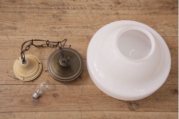 アンティーク照明　乳白色のシェードが柔らかい光を放つ大振りの天井照明(ペンダントライト、吊り下げ照明)(R-048969)