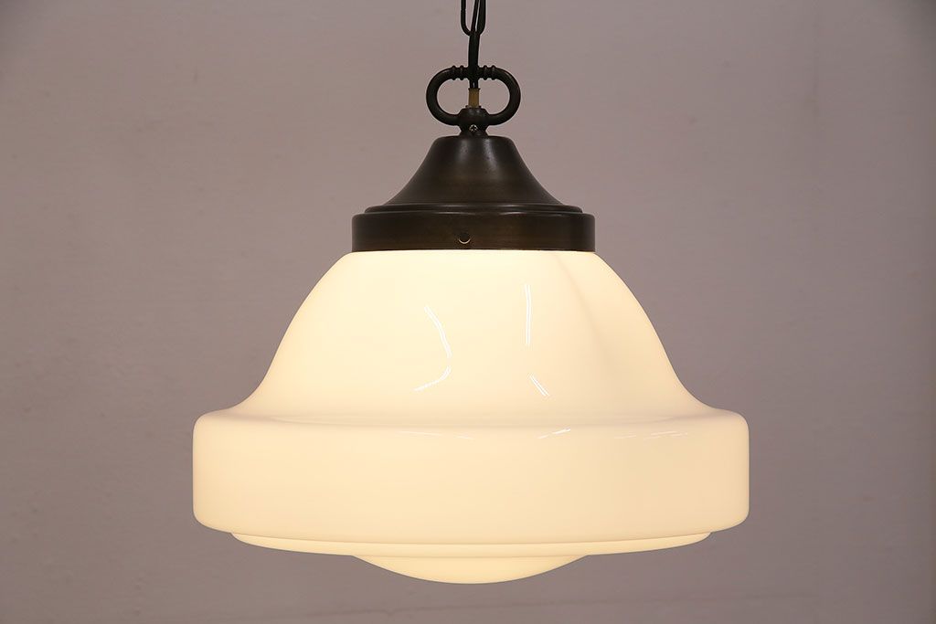アンティーク照明　乳白色のシェードが柔らかい光を放つ大振りの天井照明(ペンダントライト、吊り下げ照明)(R-048970)
