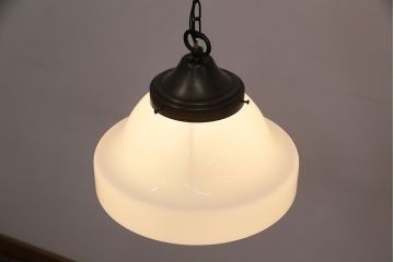 アンティーク照明　乳白色のシェードが柔らかい光を放つ大振りの天井照明(ペンダントライト、吊り下げ照明)(R-048970)