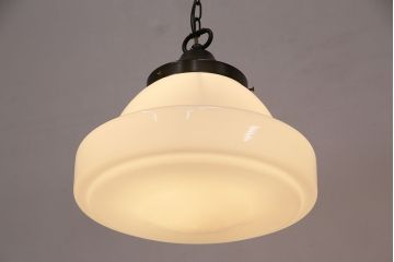 アンティーク照明　乳白色のシェードが柔らかい光を放つ大振りの天井照明(ペンダントライト、吊り下げ照明)(R-048970)