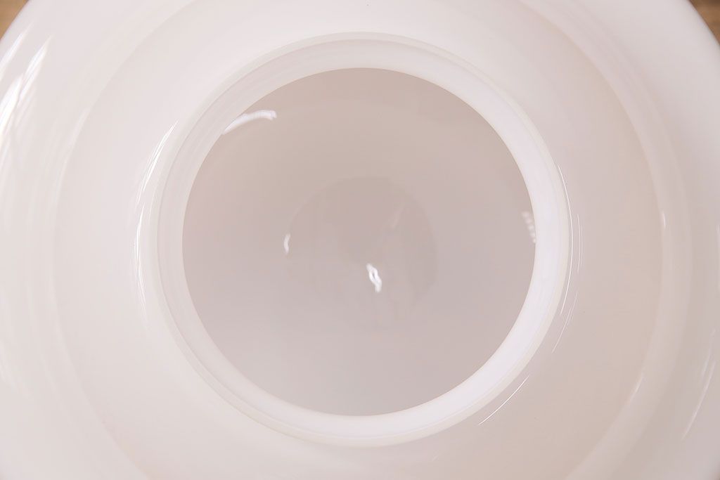 アンティーク照明　乳白色のシェードが柔らかい光を放つ大振りの天井照明(ペンダントライト、吊り下げ照明)(R-048970)