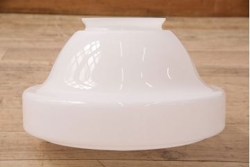 アンティーク照明　乳白色のシェードが柔らかい光を放つ大振りの天井照明(ペンダントライト、吊り下げ照明)(R-048970)