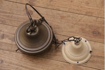 アンティーク照明　乳白色のシェードが柔らかい光を放つ大振りの天井照明(ペンダントライト、吊り下げ照明)(R-048970)