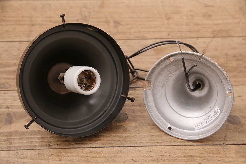 アンティーク照明　乳白色のシェードが柔らかい光を放つ大振りの天井照明(ペンダントライト、吊り下げ照明)(R-048970)