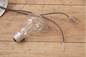 アンティーク照明　乳白色のシェードが柔らかい光を放つ大振りの天井照明(ペンダントライト、吊り下げ照明)(R-048970)