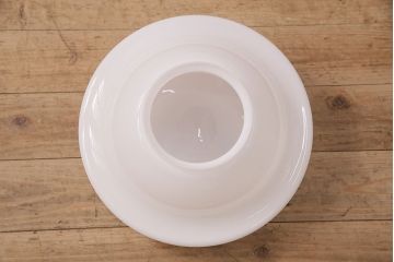 アンティーク照明　乳白色のシェードが柔らかい光を放つ大振りの天井照明(ペンダントライト、吊り下げ照明)(R-048970)