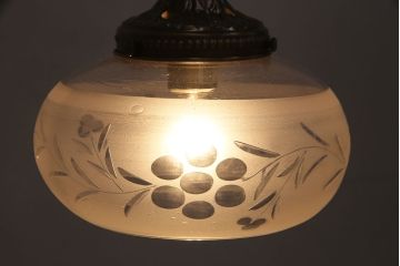 アンティーク照明　美しい切子カットが魅力的なガラスシェードの天井照明(吊り下げ照明、ペンダントライト)(R-048972)