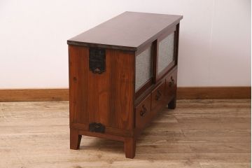 和製アンティーク　品のある佇まいが魅力的な前面ケヤキ材製の時代箪笥ローボード(収納棚、戸棚、キャビネット)(R-048977)