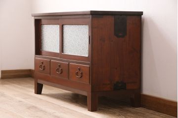 和製アンティーク　品のある佇まいが魅力的な前面ケヤキ材製の時代箪笥ローボード(収納棚、戸棚、キャビネット)(R-048977)