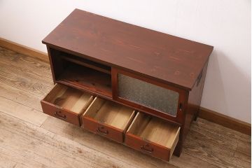 和製アンティーク　品のある佇まいが魅力的な前面ケヤキ材製の時代箪笥ローボード(収納棚、戸棚、キャビネット)(R-048977)