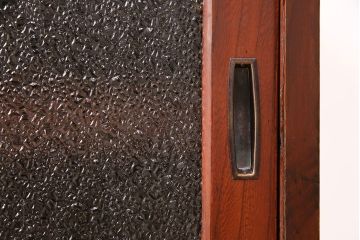 和製アンティーク　品のある佇まいが魅力的な前面ケヤキ材製の時代箪笥ローボード(収納棚、戸棚、キャビネット)(R-048977)