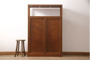 中古　指物工芸家具　キハダ無垢材　職人のこだわりを感じる、上品な佇まいが魅力的な漆塗りの収納棚(靴箱、本箱、飾り棚、下駄箱)(定価約45万円)(R-047978)