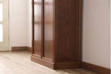 中古　指物工芸家具　キハダ無垢材　職人のこだわりを感じる、上品な佇まいが魅力的な漆塗りの収納棚(靴箱、本箱、飾り棚、下駄箱)(定価約45万円)(R-047978)