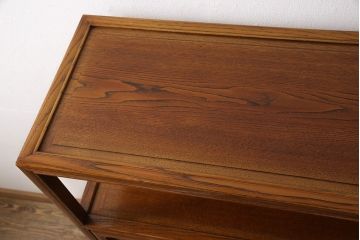 中古　指物工芸家具　キハダ無垢材　職人のこだわりを感じる、上品な佇まいが魅力的な漆塗りの収納棚(靴箱、本箱、飾り棚、下駄箱)(定価約45万円)(R-047978)