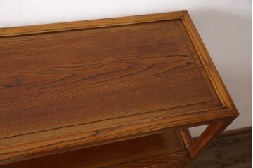 中古　指物工芸家具　キハダ無垢材　職人のこだわりを感じる、上品な佇まいが魅力的な漆塗りの収納棚(靴箱、本箱、飾り棚、下駄箱)(定価約45万円)(R-047978)