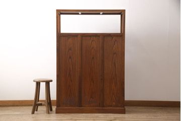 中古　指物工芸家具　キハダ無垢材　職人のこだわりを感じる、上品な佇まいが魅力的な漆塗りの収納棚(靴箱、本箱、飾り棚、下駄箱)(定価約45万円)(R-047978)