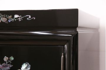 民芸家具　高級品　華やかな孔雀の螺鈿(らでん)細工が目を引く飾り棚(定価約90万円)(収納棚、茶棚)(R-048981)