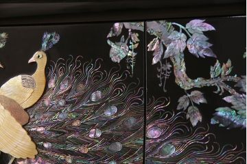 民芸家具　高級品　華やかな孔雀の螺鈿(らでん)細工が目を引く飾り棚(定価約90万円)(収納棚、茶棚)(R-048981)