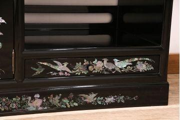 民芸家具　高級品　華やかな孔雀の螺鈿(らでん)細工が目を引く飾り棚(定価約90万円)(収納棚、茶棚)(R-048981)