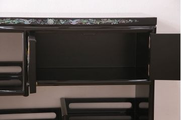 民芸家具　高級品　華やかな孔雀の螺鈿(らでん)細工が目を引く飾り棚(定価約90万円)(収納棚、茶棚)(R-048981)