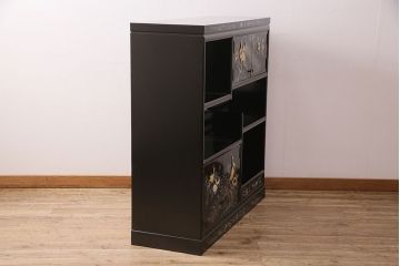 民芸家具　高級品　華やかな孔雀の螺鈿(らでん)細工が目を引く飾り棚(定価約90万円)(収納棚、茶棚)(R-048981)