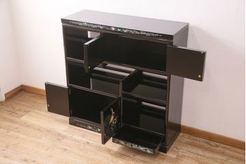 民芸家具　高級品　華やかな孔雀の螺鈿(らでん)細工が目を引く飾り棚(定価約90万円)(収納棚、茶棚)(R-048981)