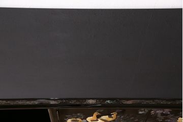 民芸家具　高級品　華やかな孔雀の螺鈿(らでん)細工が目を引く飾り棚(定価約90万円)(収納棚、茶棚)(R-048981)