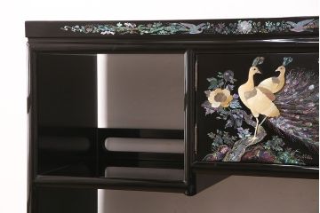 民芸家具　高級品　華やかな孔雀の螺鈿(らでん)細工が目を引く飾り棚(定価約90万円)(収納棚、茶棚)(R-048981)