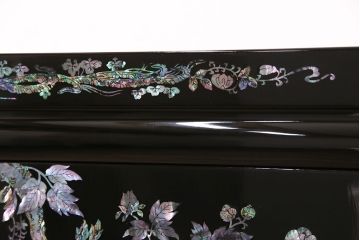 民芸家具　高級品　華やかな孔雀の螺鈿(らでん)細工が目を引く飾り棚(定価約90万円)(収納棚、茶棚)(R-048981)