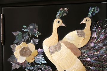 民芸家具　高級品　華やかな孔雀の螺鈿(らでん)細工が目を引く飾り棚(定価約90万円)(収納棚、茶棚)(R-048981)