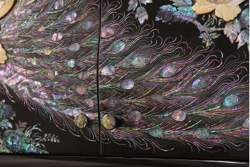 民芸家具　高級品　華やかな孔雀の螺鈿(らでん)細工が目を引く飾り棚(定価約90万円)(収納棚、茶棚)(R-048981)