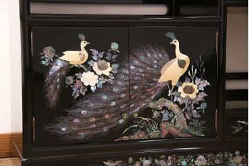 民芸家具　高級品　華やかな孔雀の螺鈿(らでん)細工が目を引く飾り棚(定価約90万円)(収納棚、茶棚)(R-048981)