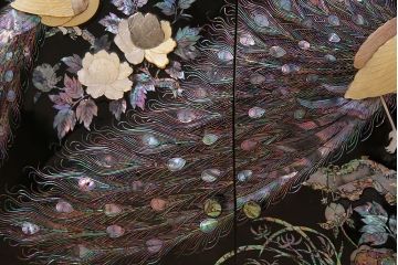 民芸家具　高級品　華やかな孔雀の螺鈿(らでん)細工が目を引く飾り棚(定価約90万円)(収納棚、茶棚)(R-048981)