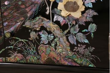 民芸家具　高級品　華やかな孔雀の螺鈿(らでん)細工が目を引く飾り棚(定価約90万円)(収納棚、茶棚)(R-048981)